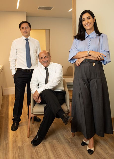 Médicos da Clínica Dr. Raimundo Nunes: Dr. Raimundo Nunes, Dra. Ana Luiza Nunes e Dr. Nuno Nunes Neto, especialistas em ginecologia em São Paulo