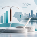 Ilustração de DIU e implante anticoncepcional com gráficos de dados sobre procedimentos de DIU e Implanon em São Paulo em 2026.